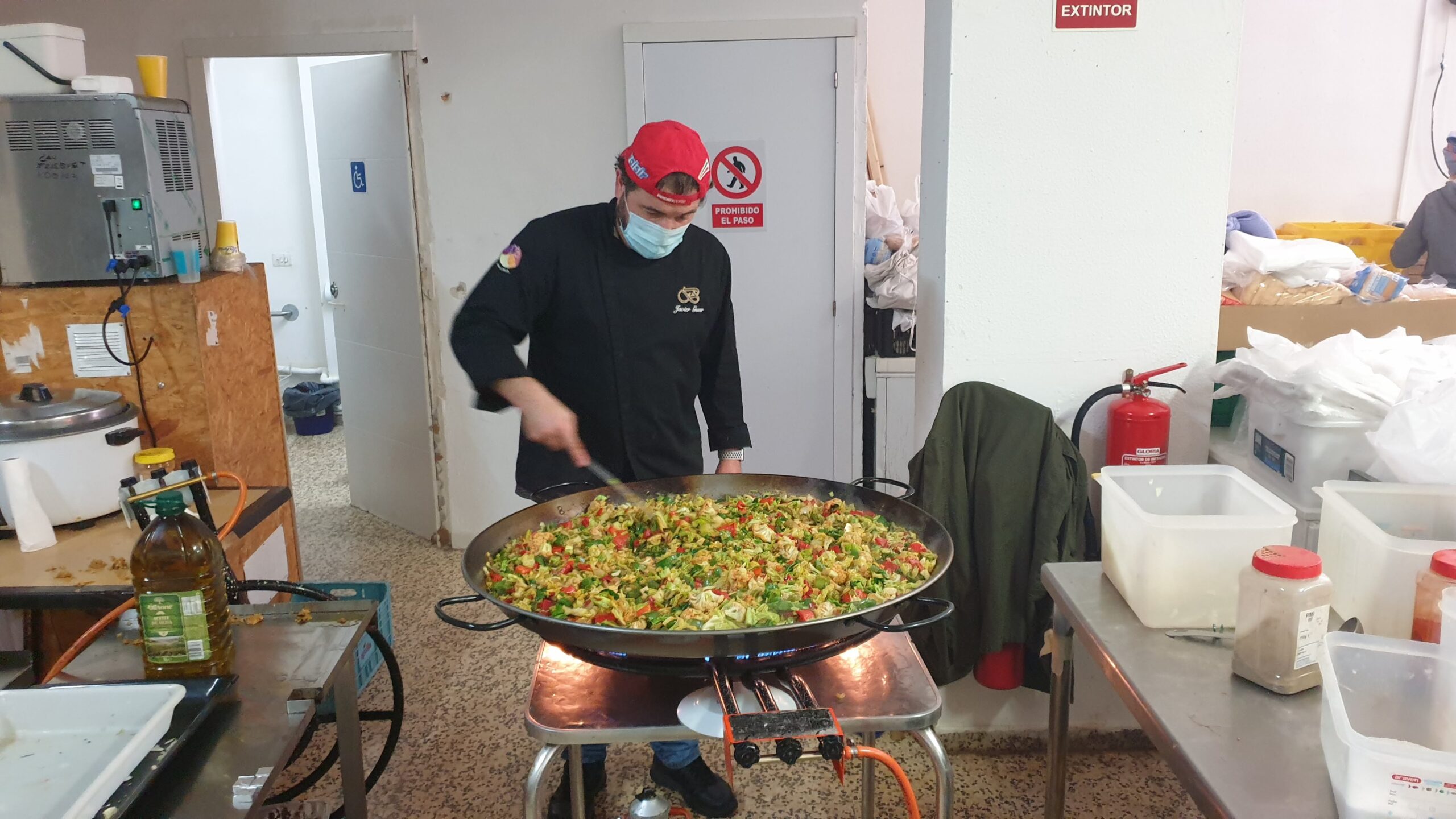Rotary Calvià International makes Paella for 450 people in need.